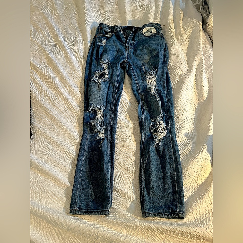 Size 0 jeans, great quality barely worn. Straight legged. Selling for $12